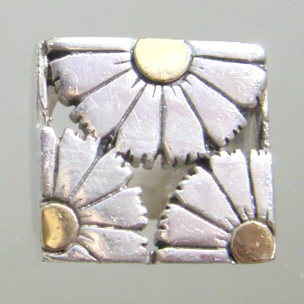(r1068)Anillo de plata cuadrado con motivo de flores.